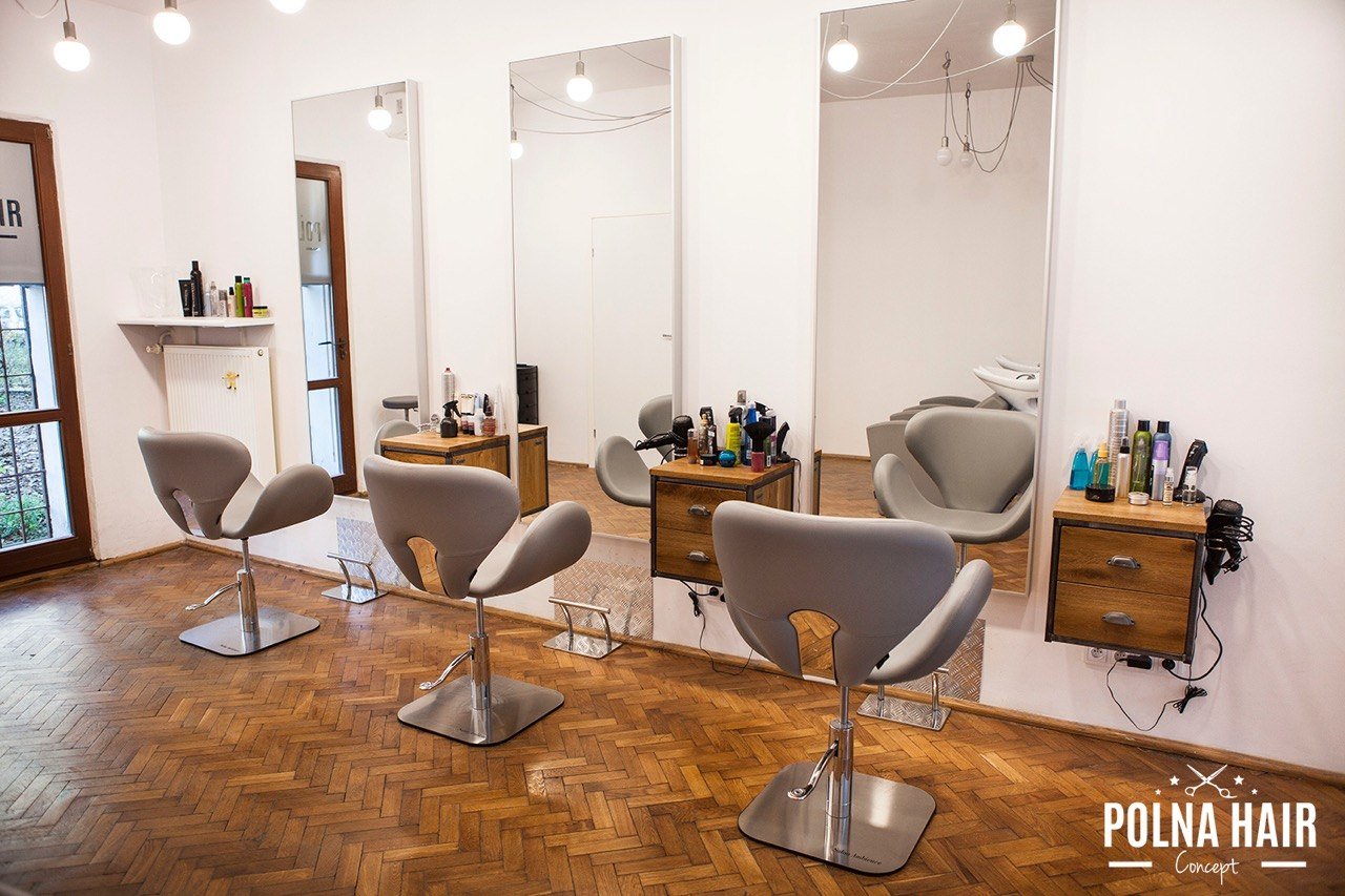 Stanowiska fryzjerskie – eleganckie krzesła i lustra