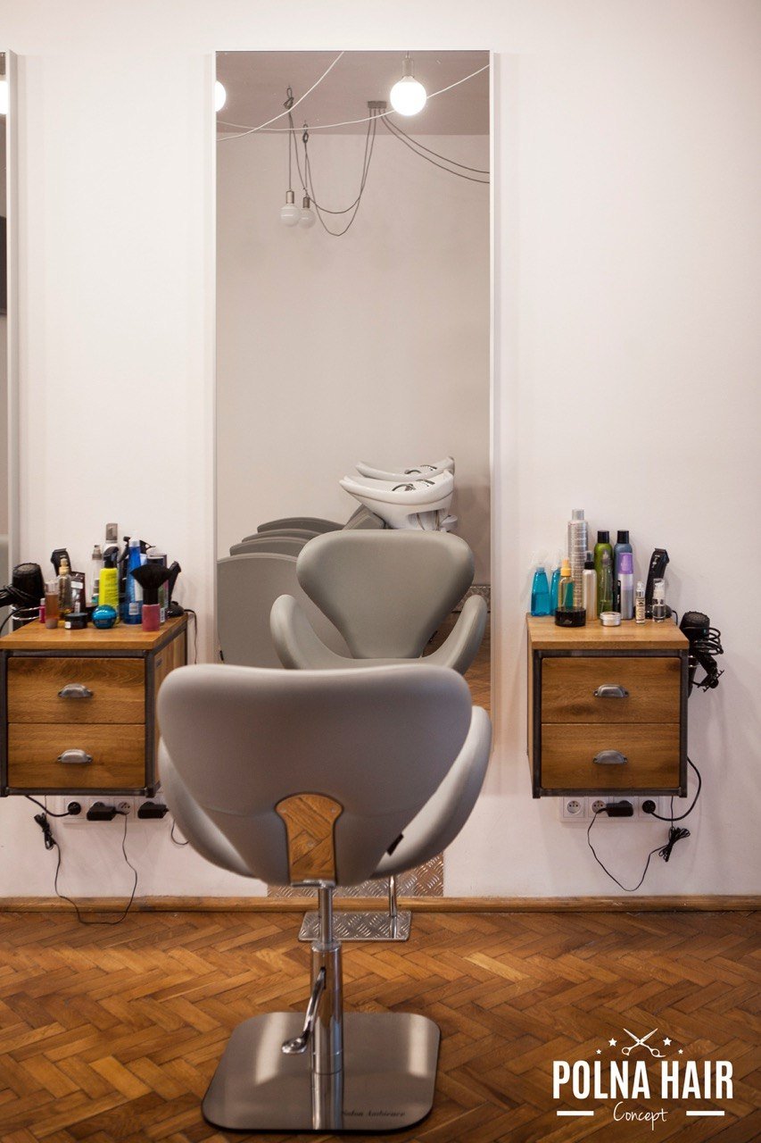 Stanowisko fryzjerskie z lustrem