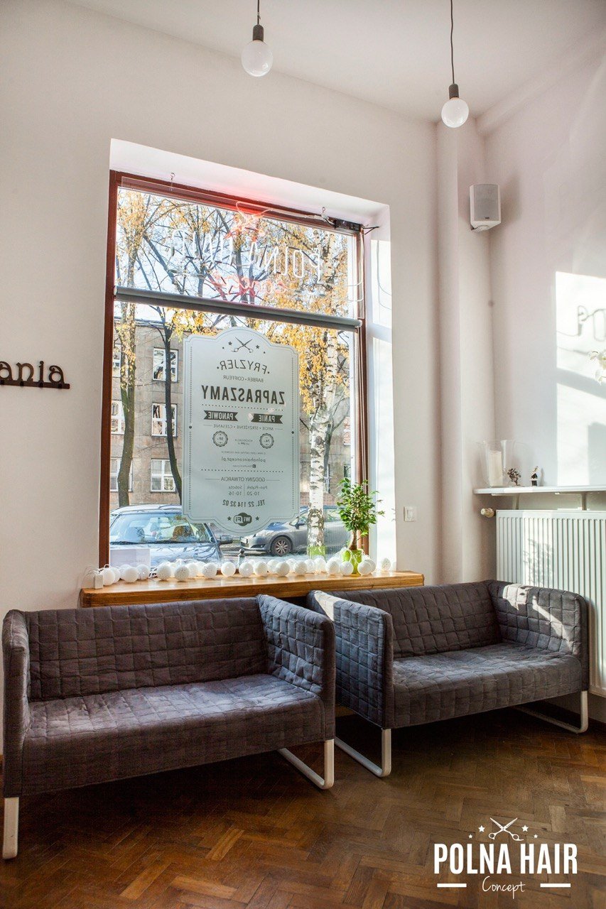 Strefa oczekiwania – klimatyczna kanapa przy oknie